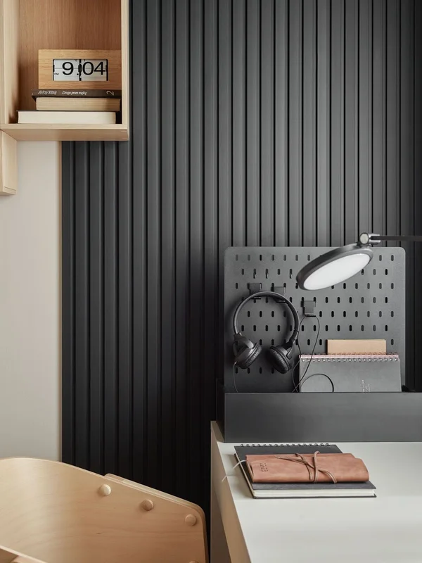 czarne panele lamelowe Linerio w strefie home office